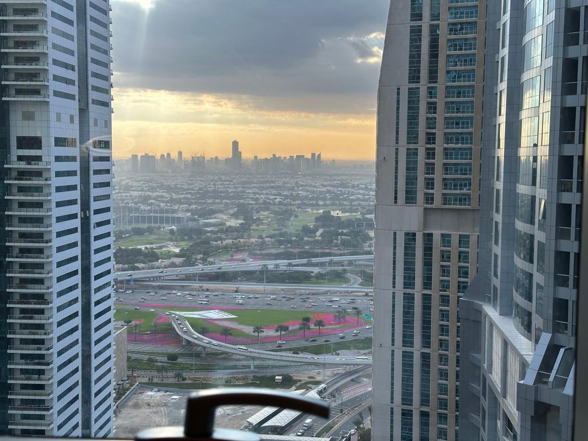 Super Host At Highest Residential Tower In The World, Private Rooms In A Shared Apartment Dubái Exterior foto